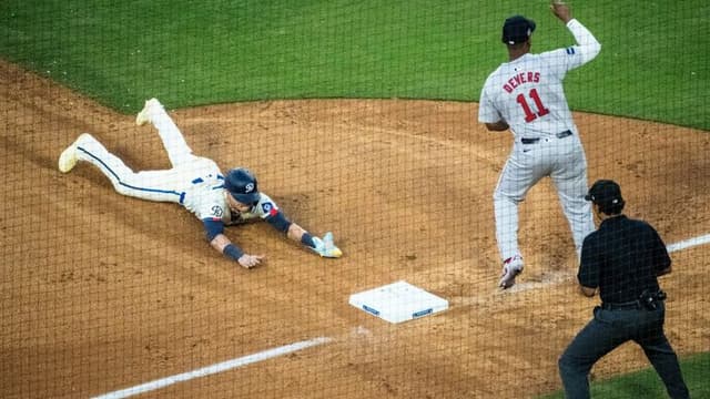 Red Sox Outslug Yankees 10–7 in High-Scoring Rivalry Clash at Yankee Stadium