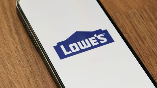 Lowe’s Outperforms in Q1 2025, Reaffirms Outlook as Target Cuts Forecast Amid Retail Sector Challenges