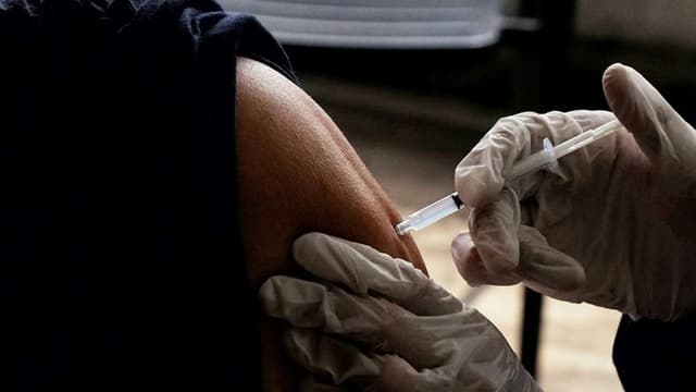 Concerns Over RFK Jr.’s Removal of COVID-19 Boosters from Immunization Schedule Spark Public Health Backlash