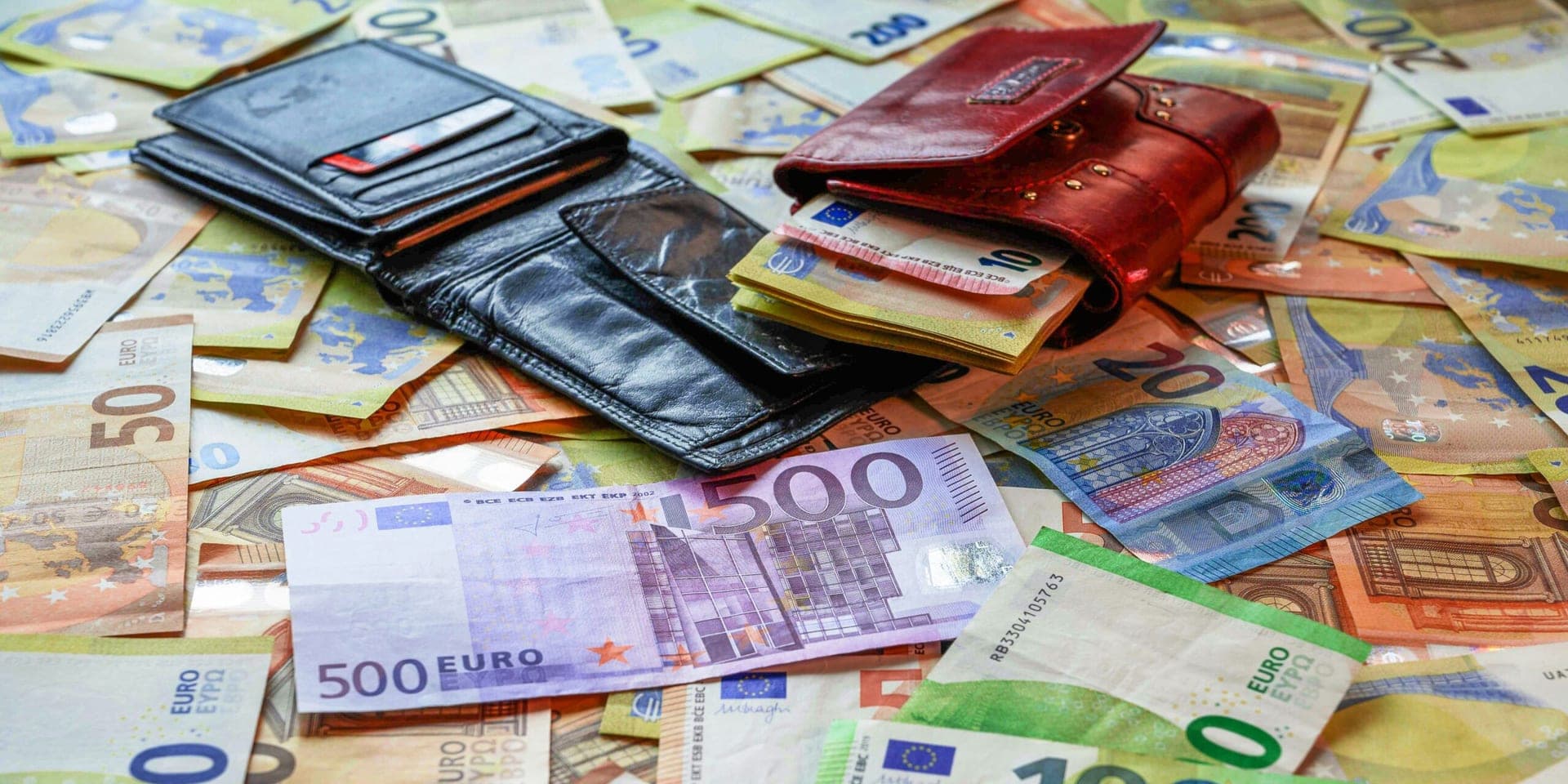 Global Investors Move Away from U.S. Stocks and Dollar, Favoring European and Emerging Markets